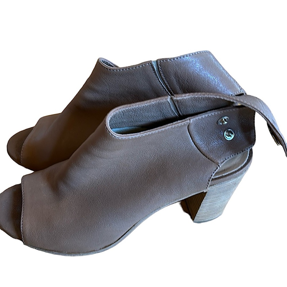 Steve by Steve Madden peep toe beige heels